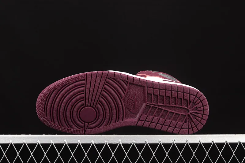 All categories Air Jordan Jordan series basketball shoes Air Jordan 1 High pure original version Air Jordan 1 Retro High OG "Bordeaux" AJ1 Joe 1 Bordeaux burgundy high-top basketball shoes 555088-611